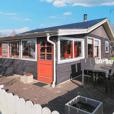 5 Person In Hals-by Traum Hals